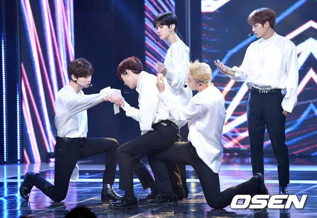 MBC Music Show Champion was broadcast live at MBC Dream Center in Ilsan-dong, Goyang-si, Gyeonggi-do on the afternoon of the 8th.The group NUEST is performing a spectacular stage.