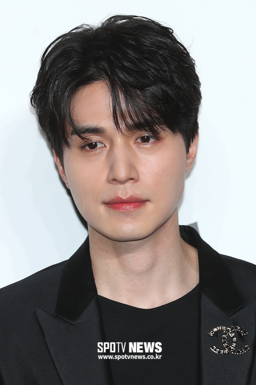 Actor Lee Dong-wook poses at the launching photo wall event held at a store in Sinsa-dong, Gangnam-gu, Seoul on the afternoon of the 8th.