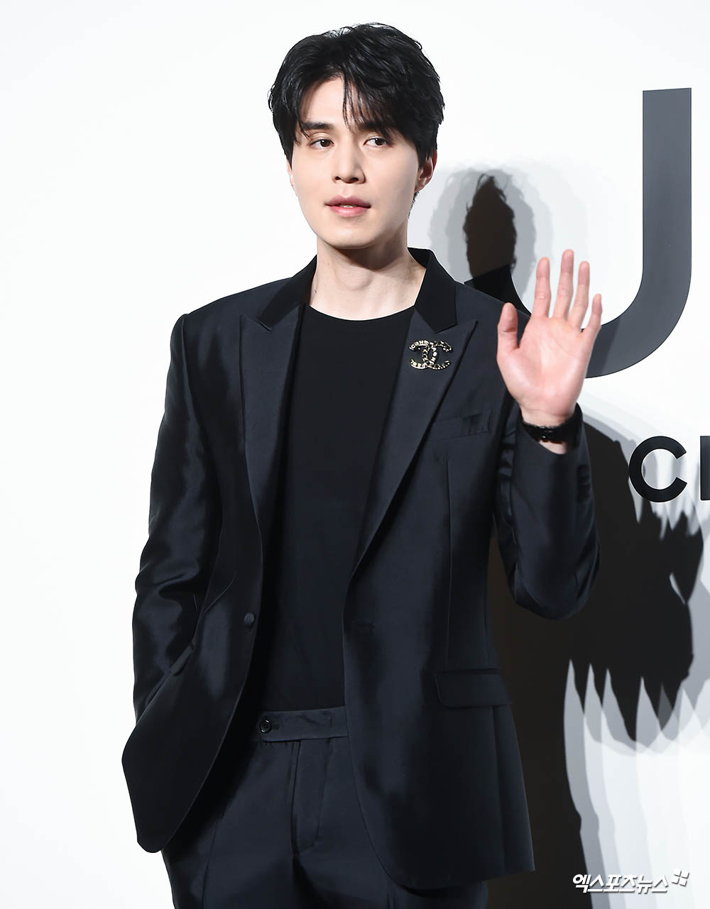 Actor Lee Dong-wook, who attended a luxury brand event held at a store in Cheongdam-dong on the afternoon of the 8th, has photo time.