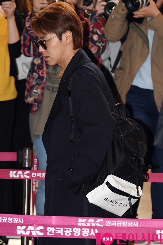 Group TVXQ (Yunho Yunho, Choi Kang Chang-min) Yunho is showing off his airport fashion by leaving for Japan through Gimpo International Airport on the morning of the 9th.