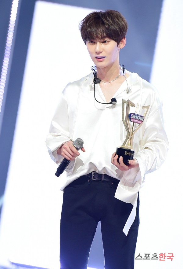 NUEST Hwang Min-hyun is on stage at MBC Music Show Champion held at MBC Dream Center in Ilsan-dong, Goyang-si, Gyeonggi-do on the afternoon of the 8th.On this day, Show Champion was attended by NUEST, Enflying, Berry Berry, Park Bom, Kim Dong Han, 1THE9, New Kids, Dong Kids, Spectrum, Cho Jung Min, Train to Fall, Sungri, Hot Place, GEEGU, Hashtag and Choi Hyun Sang.