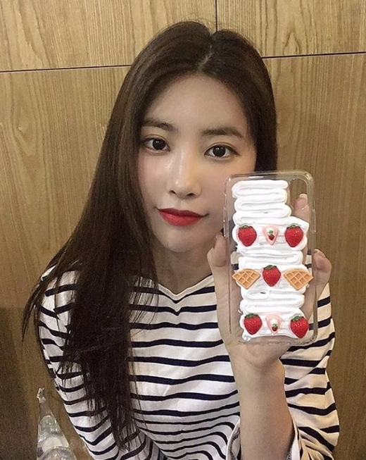 Girl group DIA Eunjin boasted beautyOn the 9th, DIA official Instagram posted a picture with the article Thank you for joining Hee Hyun Lees Woodang Tang Tang Counseling Center today:-) I wait for your troubles next week.In the open photo, Eunjin is smiling with a cell phone case.Eunjin, who completed point makeup with large eyes, a smart nose and red lip, boasts a striking beauty and captivates the eye.Meanwhile, DIA recently acted as Wowa.