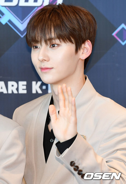 On the afternoon of the 9th, Mnet M Countdown (Mca) rehearsal was held at CJ ENM Center in Sangam-dong, Seoul.Group NUEST Hwang Min-hyun is doing photo time.