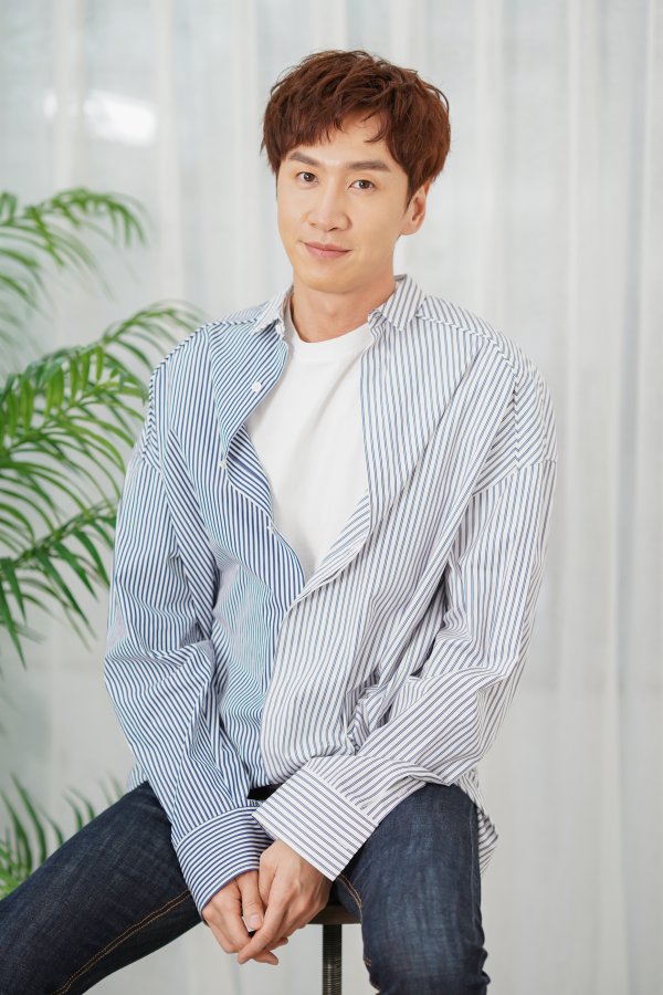 Lee Kwang-soo recently said in an Interview with Dong-A.com, After the release of the devotion, the date is more restrictive than before, but I am meeting well.In the past, if you met comfortably outside, you seem to meet carefully now. As for the reason for the release of his devotion, he said, Of course I can do love without informing you, but it remains in my memory over time.Lee Sun-bin was the same idea and did not want to lie. Lee Kwang-soo and Lee Sun-bin have been in love for 10 months.Their devotion was reported on December 31 last year, and their agency said, Lee Kwang-soo and Lee Sun-bin, who met through Running Man, are in love for five months.Earlier, Lee Sun-bin participated in Running Man in 2016 as a guest and focused his attention by saying that Lee Kwang-soo is his ideal type.