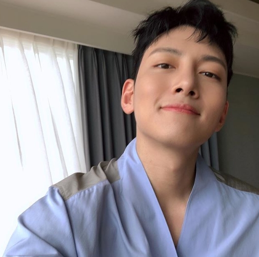 Ji Chang-wooks recent selfie has been released.Actor Ji Chang-wook posted an article and a photo on his instagram on the 8th, Today is the end of the day!! Good night.In the open photo, Ji Chang-wook boasts a sculpture-like figure on the honey skin without any blemishes. Ji Chang-wooks flower beauty, which has been flooded since the war, catches his attention.On the other hand, Ji Chang-wook is scheduled to comeback with TVN new drama melt me in the second half.Photo = Ji Chang-wook Instagram
