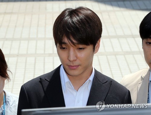법원 나서는 최종훈 (서울=연합뉴스) 최재구 기자 = 성폭력 범죄의 처벌 등에 관한 법률 위반(특수준강간) 등 혐의를 받는 가수 최종훈이 구속 전 피의자 심문(영장실질심사)을 마치고 9일 서초구 서울중앙지방법원을 나서고 있다. 2019.5.9 jjaeck9@yna.co.kr