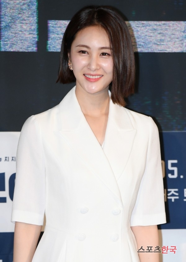 Son Eun-seo is attending the OCN new Saturday original Voice 3 production presentation at CGV in Yeongdeungpo, Yeongdeungpo-gu, Seoul on the afternoon of the 9th.Voice 3 is a sound chase thriller that depicts the fierce record of 112 reporting center members who use Golden Time at the crime scene.The voice profiler who pursues the criminal with excellent hearing and the detective who woke up evil instinct are Drama who depicts the process of fighting against the cartel of transnational evil behind the cyber crime Dark Web. Lee Jin-wook, Lee Hana, Son Eun-seo and Kim Woo-suk appear.