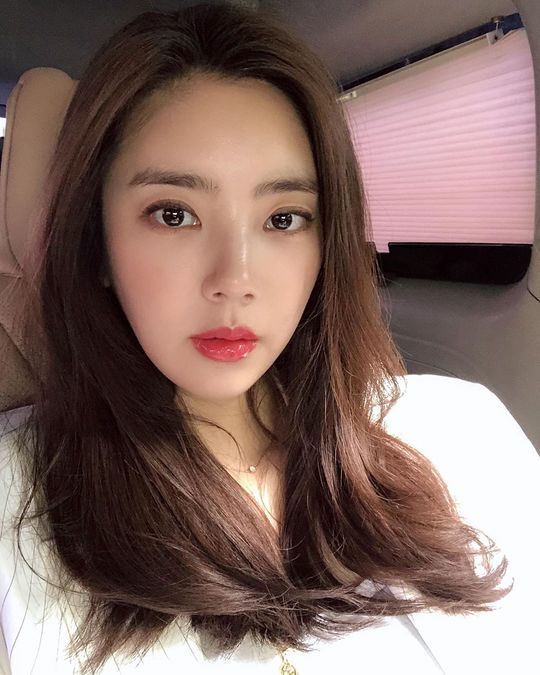Singer Son Dam-bi has oozed an alluring charm.Son Dam-bi posted a picture on his instagram on the 10th with an article called Spring Day.In the photo, Son Dam-bi shows his expressionless face in the car. His distinctive features and glossy lips attract attention.On the other hand, Son Dam-bi appeared on SBS entertainment program Michuri 8-1000 Season 2 which ended on March 22nd.Photo: Son Dam-bi Instagram