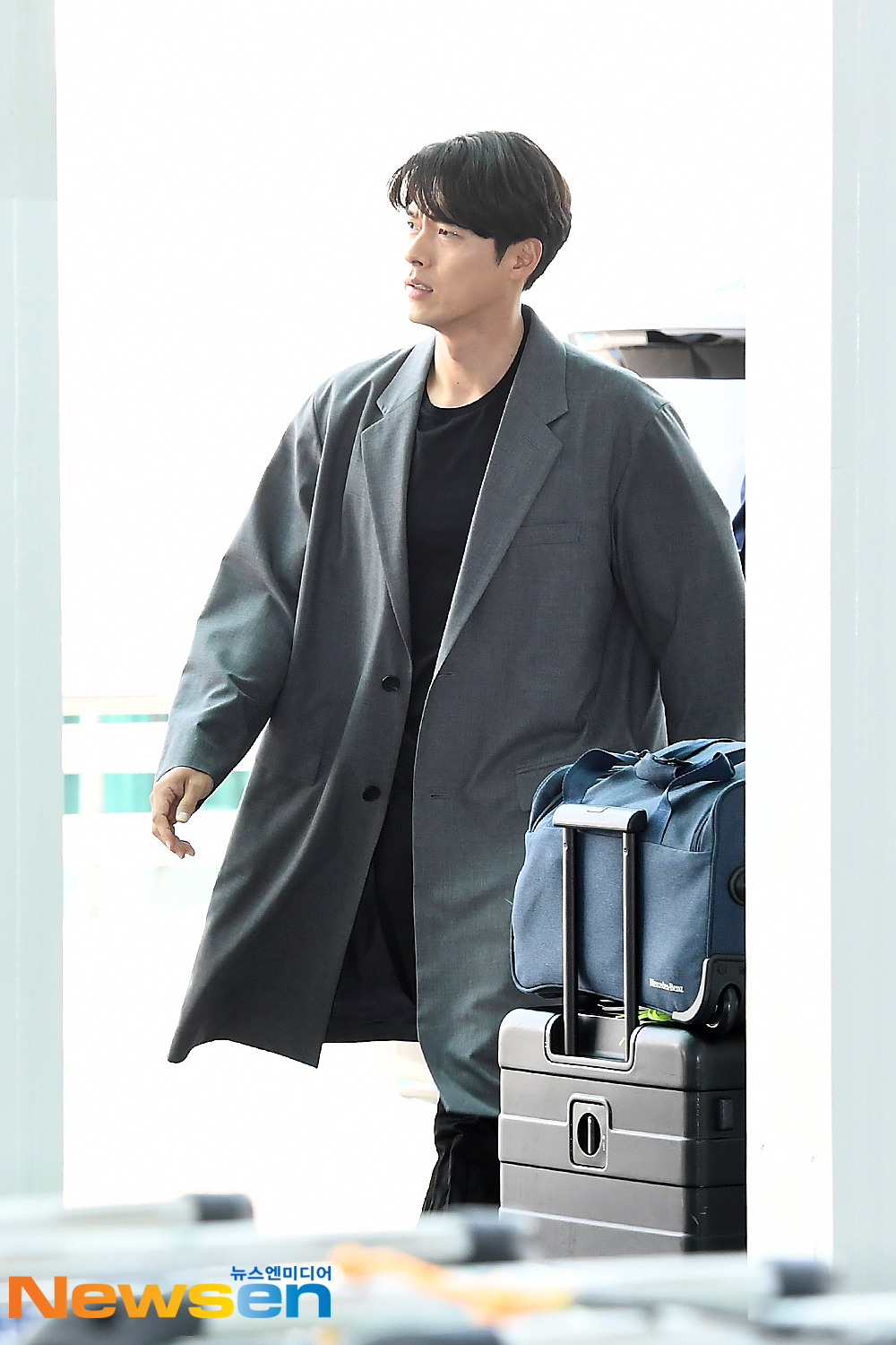 Actor Hyun Bin departed for Hong Kong on May 10 afternoon for a schedule for overseas fan meetings of LOG INTO THE SPACE -2019 Hyun Bin Fan Meeting Tour - in Hong Kong held in Hong Kong through Incheon International Airport in Unseo-dong, Jung-gu, Incheon.Actor Hyun Bin is leaving for Hong Kong with an airport fashion.exponential earthquake