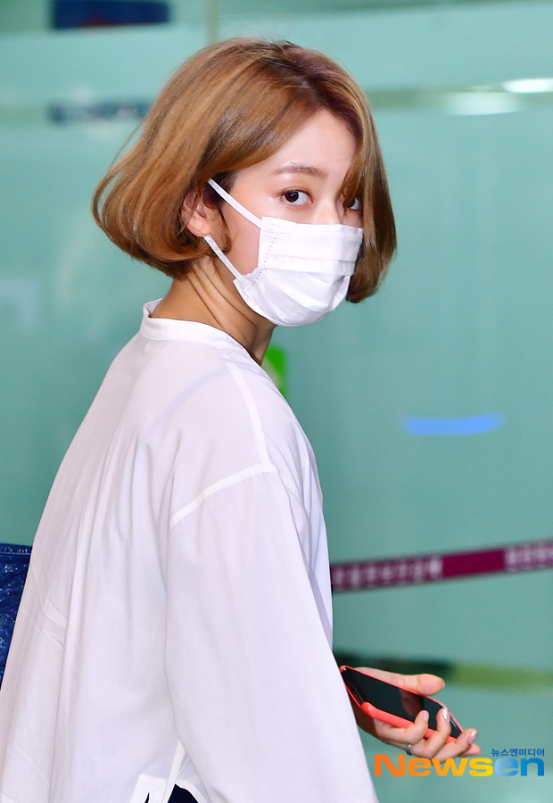 Actor Park Shin-hye left for Japan on May 10th with an airport fashion through Gimpo International Airport.Park Shin-hye is heading to the departure hall on the day.Jang Gyeong-ho