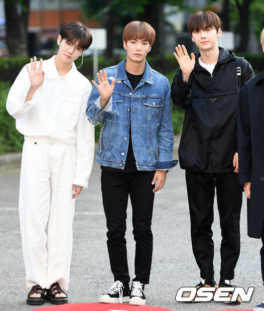 KBS2 Music Bank rehearsal was held at the public hall of KBS New Building in Yeouido, Seoul on the 10th.Group NUEST Ren, JR, and Minhyun have photo time.