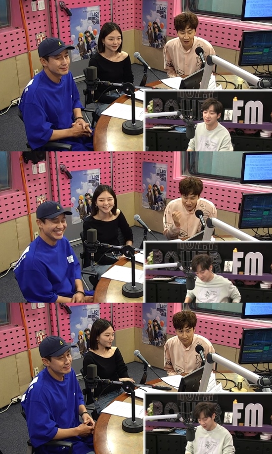 Shin Ha-kyun, Lee Kwang-soo and Esom boasted a special chemistry.On the 10th, SBS Power FM Park Sun-youngs Cinetown featured special DJ Lee Sang-yeob and Shin Ha-kyun, Lee Kwang-soo, and Esom, the main characters of the film My Special Brother (director Yook Sang-hyo).Lee Sang-yeob boasted of the Running Man relationship, saying, When I see only Mr. Kwangsu, my wrist is throbbing.The two had a laugh to viewers of Running Man as The Garbage Brothers: Lee Sang-yeob said: My role model is Lee Kwang-soo.Its an entertainment genius, he praised.The three Actors began a praise time for each other.First of all, Shin Ha-kyun praised Lee Kwang-soo for saying, I made a relationship through the movie, but I have a lot to follow.Lee Kwang-soo said, It is a senior like honey, sweet and sweet senior.In the meantime, Esom briefly answers Lee Kwang-soo as good actor and buys Lee Kwang-soos suspicions.The three people were very familiar with the film, and the oldest Shin Ha-kyun was the atmosphere maker.Shin Ha-kyun said that he showed his own gag, but Lee Kwang-soo and Esom laughed at it and said, Ah Jae-gag.But Shin Ha-kyun did not care, and explained Lee Kwang-soo, I am very focused on the field.Shin Ha-kyun has been in the film My Brother with Won Bin and brother - brother.And in My Special Brother, Lee Kwang-soo and his brother Chemi once again.Shin Ha-kyun said, Who is better among the younger brother and Lee Kwang-soo? Shin Ha-kyun said, It is so different that it is better because it is so different. If you are not good together and miss your brother at the end, this is a relationship that helps each other. He said.Esom also said he had water phobias, but he learned to swim while filming and overcame them.Lee Kwang-soo praised Esom for working hard, applauding him a lot on the field.The three Actors recalled when they received the My Special Brothers scenario, Shin Ha-kyun said: It was good to deal with movies that deal with these materials from a different perspective.I wanted to challenge the character, explained why I chose the movie.Lee Kwang-soo also explained, I thought about the people around me once more and it was not a natural scenario, so I had a long time.When I saw the scenario, I heard that I was cast by two seniors, and I was excited about how to act then, and I think I was in a hurry after watching the movie, Esom said.Meanwhile, My Special Brother is a human comedy depicting the friendship of two men who have not mixed a drop of blood but have lived like a body for 20 years.Photo = SBS-looking radio