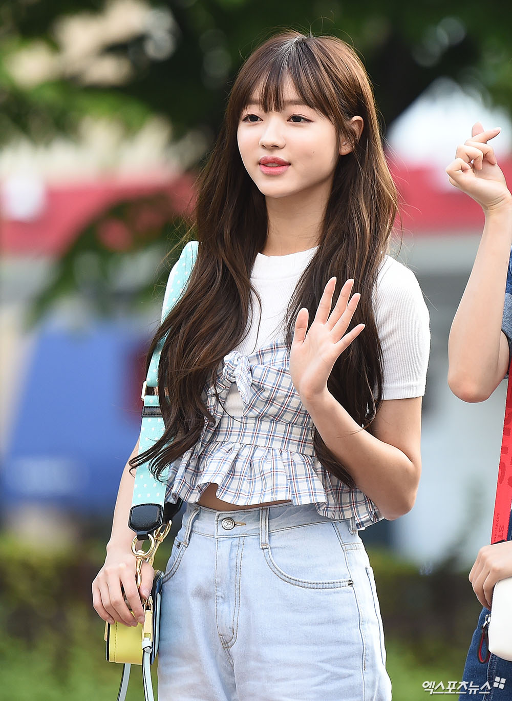 OH MY GIRL YooA and Arin are posing on their way to work at the KBS 2TV Music Bank rehearsal held at KBS New Pavilion in Yeouido-dong, Seoul on the 10th.YooA Splendid Shotsha VisualYooA lovely smileYooA doll walks aroundArryn The Mornings Purity.Arryn Idol of IdolsArryn said, Do you have any love for this?