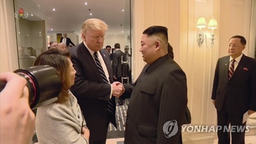 조선중앙TV가 공개한 북미 정상 '하노이 작별' 장면 (서울=연합뉴스) 조선중앙TV는 6일 오후 8시 30분부터 약 1시간 15분 동안 '김정은 동지께서 베트남사회주의공화국을 공식 친선방문하시었다. 주체 108(2019). 2.23∼3.5'라는 제목의 기록영화를 내보냈다. 사진은 도널드 트럼프 미국 대통령과 김정은 북한 국무위원장의 '하노이 작별' 장면.  2019.3.6       [국내에서만 사용가능. 재배포 금지. For Use only in the Republic of Korea. No Redistribution] nkphoto@yna.co.kr