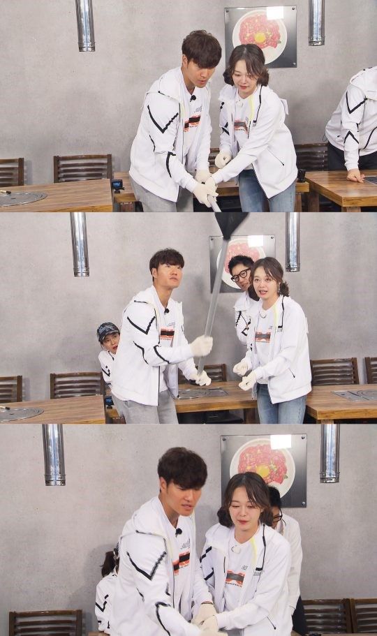On SBS Running Man, Kim Jong-kooks Gonggi 1:1 Lesson for actor Jeon So-min is held.In a recent recording, capable Kim Jong-kook gave a penalty to a penalty member directly in the commission where the penalty was taken.Kim Jong-kook, toward a member of the penalty who is trembling with fear, said, The gongjang is my taste when I hit it like this. He explained not only how to catch the gongjang but also how to move the upper body.Especially, when Jeon So-min came to the penalty, he became a strong support group of Jeon So-min and started Kim Jong-kooks Gonggi One Point Lesson.Thanks to the recent chemistry of Browther and Sister, Kim Jong-kook continued his detailed and friendly 1:1 plight lesson such as the position of the body, the position of the fingertips, and the way to strike when he hit the trouble with Jeon So-min, and the penalty member laughed again in fear.The performance of Brother and Sister in front of the gongjang can be found at Running Man which is broadcasted at 5 pm today.