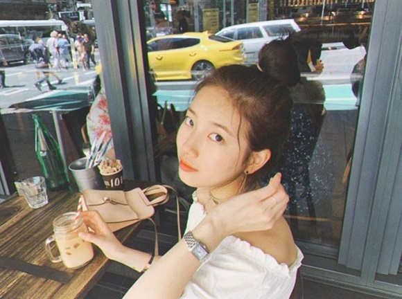Singer and actor Bae Suzy showed off her unwavering beauty.Bae Suzy posted a photo on her SNS on Wednesday with an article entitled Fari in which Bae Suzy is sitting in a cafe in Paris, France, with an apology.The unpretentious appearance creates a clean atmosphere.Meanwhile, Bae Suzy is filming the end of SBS Bond with Lee Seung Gi. Bond will be broadcast in September.Photo: Bae Suzy Instagram