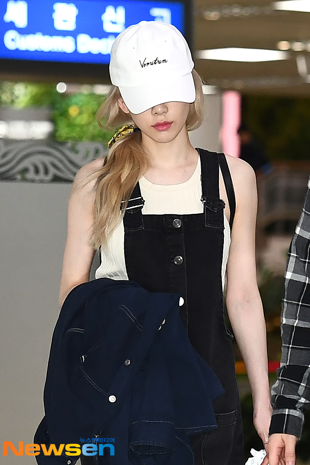 Girls Generation member Taeyeon (TAEYEON) arrived in Japan after completing the solo Japan tour TAEYEON JAPAN TOUR 2019~Signal~ Tokyo performance schedule at Gimpo International Airport in Banghwa-dong, Gangseo-gu, Seoul on the afternoon of May 11.Girls Generation (SNSD) member Taeyeon (TAEYEON) is entering the country.exponential earthquake