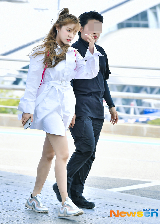 Woman) Children ((G)I-DLE) member Song Yuqi (YUQI) departed for Macau via Incheon International Airport, a Chinese version of Running Man Run filming car, which takes place in Macau on the afternoon of May 12.# Song Yuqi #YUQI #G_I_DLE # Incheon Airport # Airport Fashion # GirlsLee Jae-ha