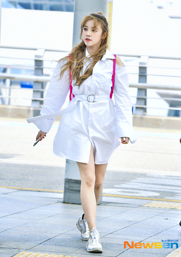 Woman) Children ((G)I-DLE) member Song Yuqi (YUQI) departed for Macau via Incheon International Airport, a Chinese version of Running Man Run filming car, which takes place in Macau on the afternoon of May 12.# Song Yuqi #YUQI #G_I_DLE # Incheon Airport # Airport Fashion # GirlsLee Jae-ha