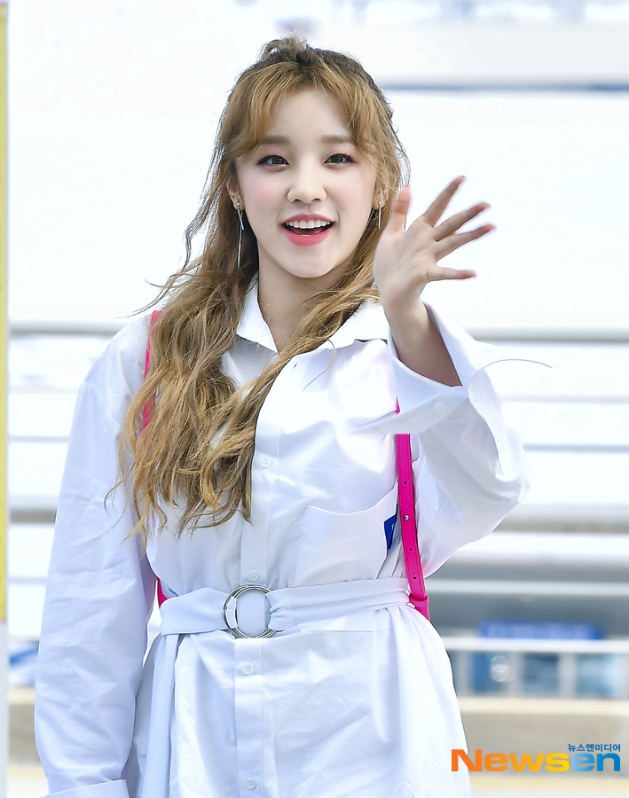 Woman) Children ((G)I-DLE) member Song Yuqi (YUQI) departed for Macau via Incheon International Airport, a Chinese version of Running Man Run filming car, which takes place in Macau on the afternoon of May 12.# Song Yuqi #YUQI #G_I_DLE # Incheon Airport # Airport Fashion # GirlsLee Jae-ha