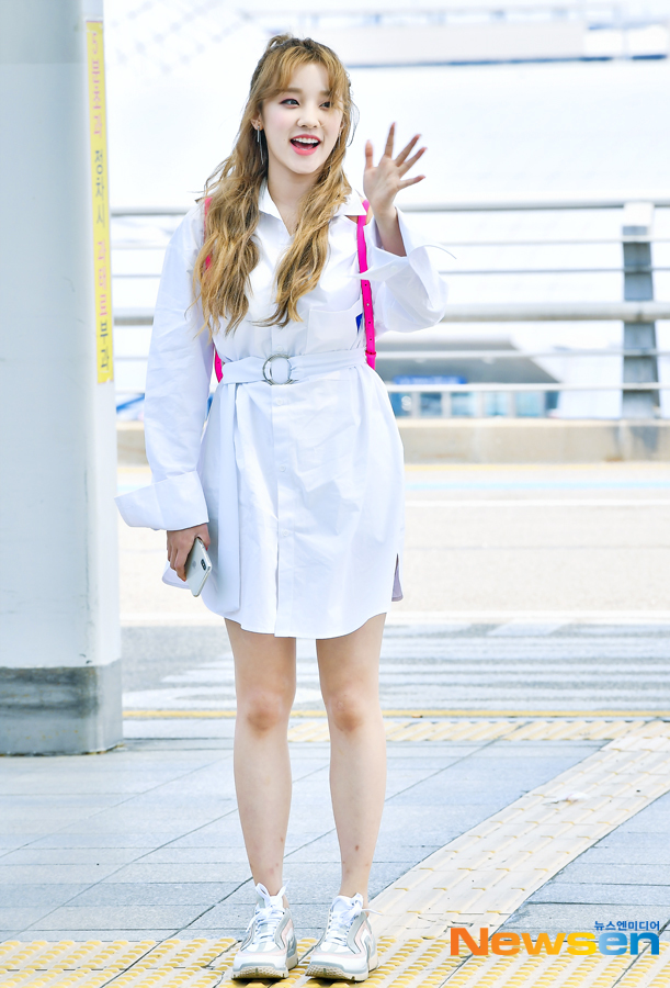 Woman) Children ((G)I-DLE) member Song Yuqi (YUQI) departed for Macau via Incheon International Airport, a Chinese version of Running Man Run filming car, which takes place in Macau on the afternoon of May 12.# Song Yuqi #YUQI #G_I_DLE # Incheon Airport # Airport Fashion # GirlsLee Jae-ha