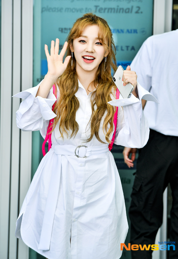 Woman) Children ((G)I-DLE) member Song Yuqi (YUQI) departed for Macau via Incheon International Airport, a Chinese version of Running Man Run filming car, which takes place in Macau on the afternoon of May 12.# Song Yuqi #YUQI #G_I_DLE # Incheon Airport # Airport Fashion # GirlsLee Jae-ha