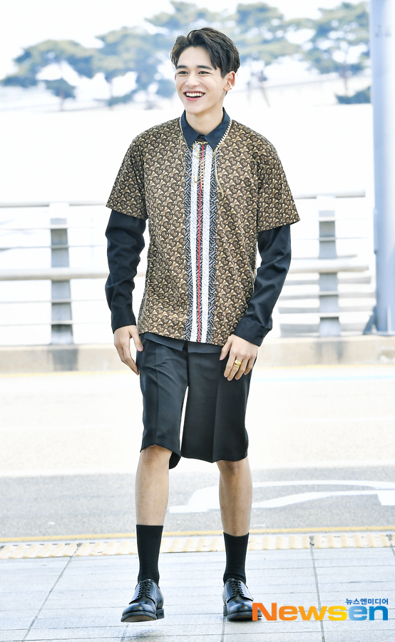 WayV (WayV) member Lucas Moura (LUCAS) departed for Macau via Incheon International Airport, a Chinese version of the running man Run filming car, which takes place in Macau on the afternoon of May 12.# Lucas Moura #LUCAS #WayV #WayV #WayV #Incheon Airport # Airport FashionLee Jae-ha
