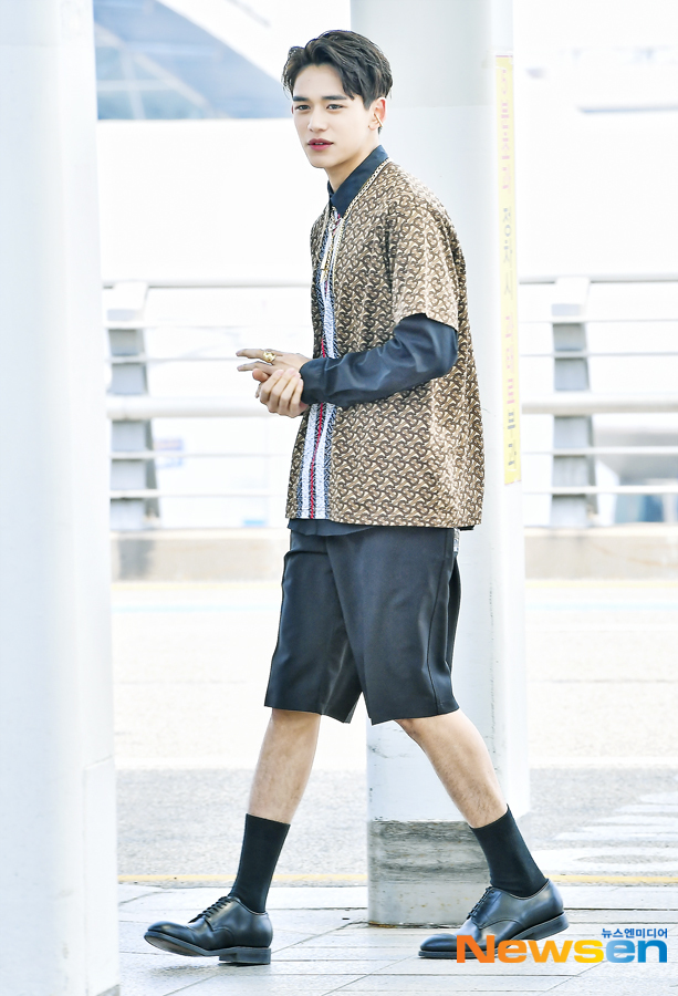 WayV (WayV) member Lucas Moura (LUCAS) departed for Macau via Incheon International Airport, a Chinese version of the running man Run filming car, which takes place in Macau on the afternoon of May 12.# Lucas Moura #LUCAS #WayV #WayV #WayV #Incheon Airport # Airport FashionLee Jae-ha