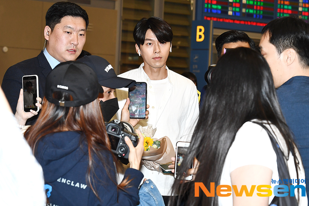 Actor Hyun Bin arrived in Hong Kong through Incheon International Airport in Unseo-dong, Jung-gu, Incheon on the afternoon of May 12 after completing the schedule of the LOG INTO THE SPACE -2019 Hyun Bin Fan Meeting Tour - in Hong Kong.Actor Hyun Bin is entering the country with an airport fashion.exponential earthquake