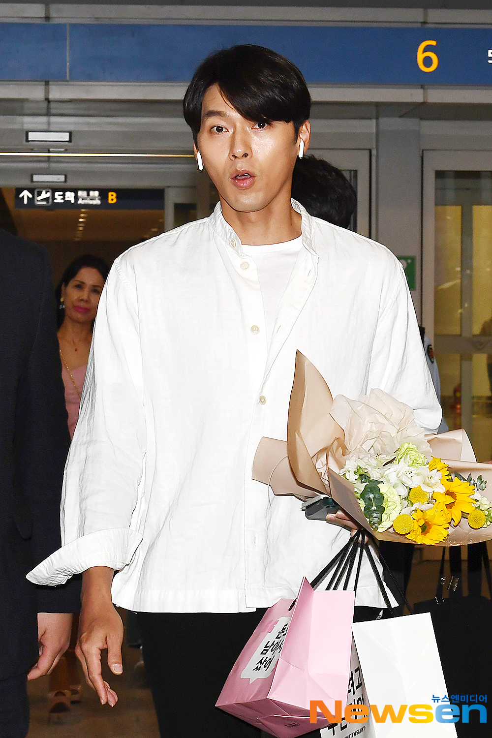 Actor Hyun Bin arrived in Hong Kong through Incheon International Airport in Unseo-dong, Jung-gu, Incheon on the afternoon of May 12 after completing the schedule of the LOG INTO THE SPACE -2019 Hyun Bin Fan Meeting Tour - in Hong Kong.Actor Hyun Bin is entering the country with an airport fashion.exponential earthquake