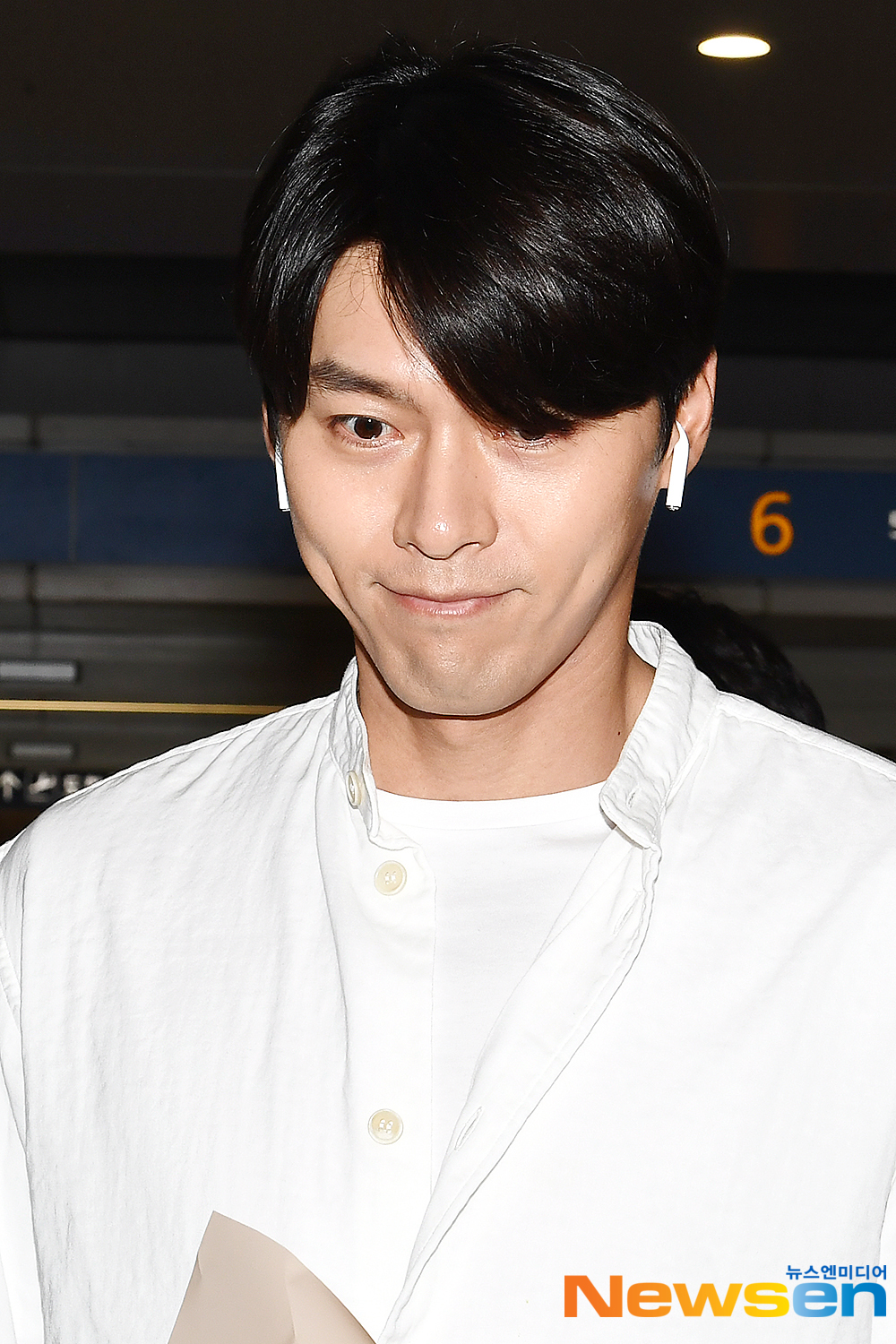 Actor Hyun Bin arrived in Hong Kong through Incheon International Airport in Unseo-dong, Jung-gu, Incheon on the afternoon of May 12 after completing the schedule of the LOG INTO THE SPACE -2019 Hyun Bin Fan Meeting Tour - in Hong Kong.Actor Hyun Bin is entering the country with an airport fashion.exponential earthquake