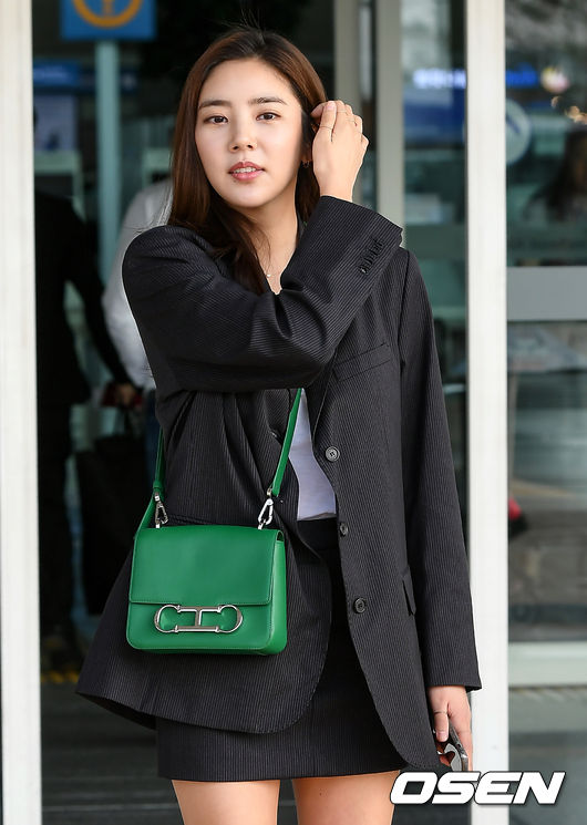 <p> Singer and actor Son Dam-bi the pictorial shooting Car 12 afternoon Incheon International Airport Terminal #2 through Phuket Departure.</p><p>Son Dam-bi the Departure place.</p>