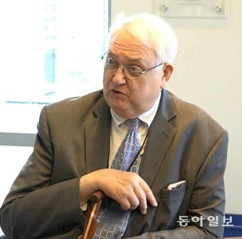 지난달 30일(현지 시간) 미국 워싱턴 전략국제문제연구소(CSIS)에서 본보와 만난 존 햄리 CSIS 소장은 “워싱턴의 뿌리 깊은 ‘햇볕정책’에 대한 오해와 불신이 아직까지 이어지고 있다”고 진단했다. 그는 “대북 강경 제재만으로 미국의 국익에도 부합하는 한반도 통일이 가능한지 진지하게 물어야 할 때”라고 했다. 워싱턴=김정안 특파원 jkim@donga.com