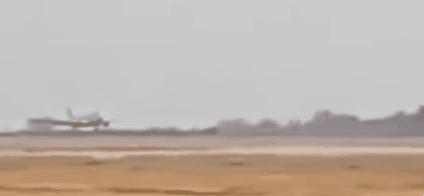 미얀마항공 소속 여객기가 랜딩기어 고장으로 뒷바퀴만 이용해 비상착륙을 하는 아찔한 사고가 일어났다고 AFP 통신 등이 보도했다. [유튜브]