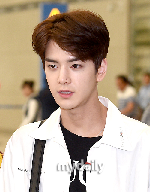 The Boyz Younghoon is arriving at Incheon International Airport after finishing his tour of Japan on the afternoon of the 13th.