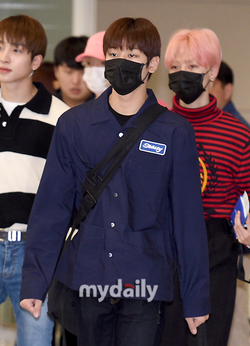The Boyz Young-hoon is arriving at Incheon International Airport after finishing his tour of Japan on the afternoon of the 13th.