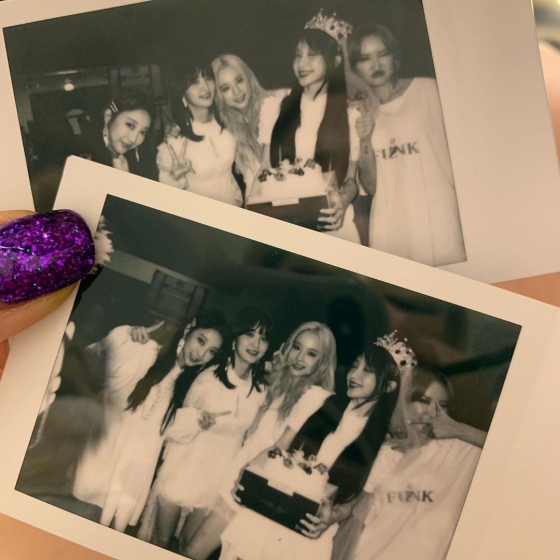 On the 12th, Solji posted a picture on his instagram with an article entitled I was happy to be able to join you on your 28th birthday # EXID # Solidity # Eli # Honey # Hyerin # Cleanup.The photo shows the members of EXID who are celebrating Hanis birthday.Especially, the birthday protagonist, Hani, is wearing a crown and holding a cake and making a happy smile.All EXID members are staring at the camera with a bright smile in pure white costumes.The netizens who responded to this responded such as Everyone together, EXID forever and I am happy to see happy members together.On the other hand, EXID, which Solji belongs to, is preparing a comeback showcase with fans at the same time as the album release on the 15th.
