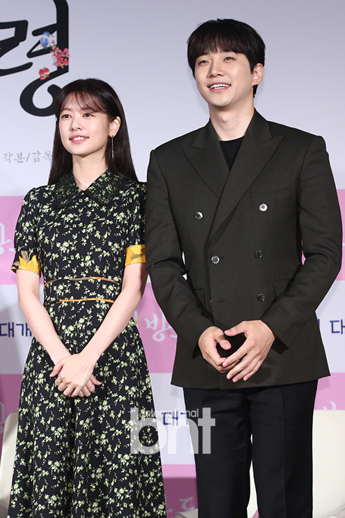 Actors Jung So-min and Jun-ho are attending a production report on the movie Ki Bang Do-ryeong (director Nam Dae-jung) held at Megabox Dongdaemun in Jung-gu, Seoul on the morning of the 14th.Gibang Doryeong is a comedy film that becomes the best male parasite in Korea in order to save the life of the crisis of closing the business.news report