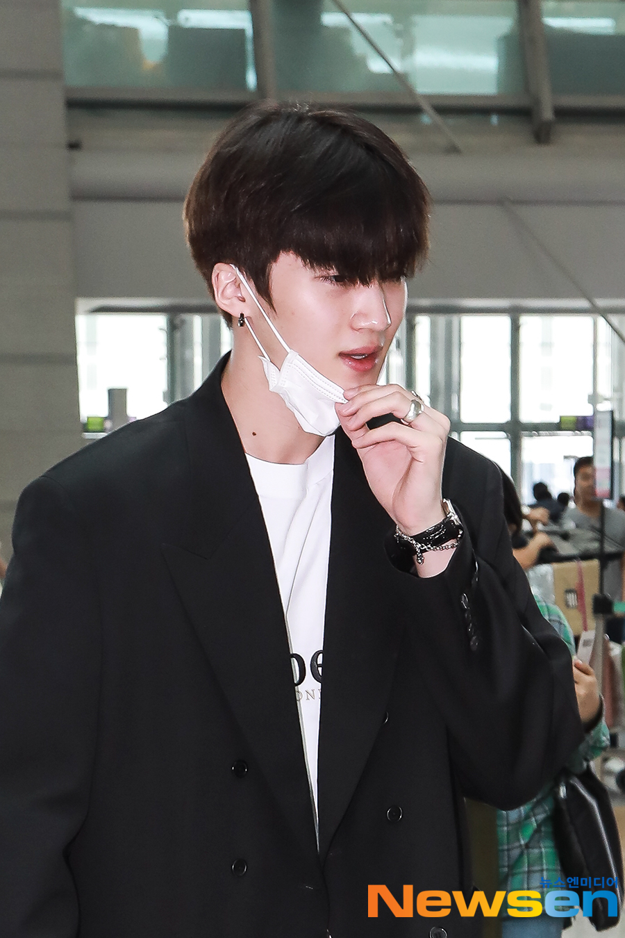 Pentagon (PENTAGON) member Yan An (YANAN) departed for Macau via Incheon International Airport, a Chinese version of Running Man Run filming car, which takes place in Macau on the afternoon of May 14.Yean, a member of Pentagon (PENTAGON), is heading to the departure hall with an airport fashion.#Yan An #YANAN #PENTAGON #Pentagon #Incheon Airport # Airport Fashionkim ki-tae