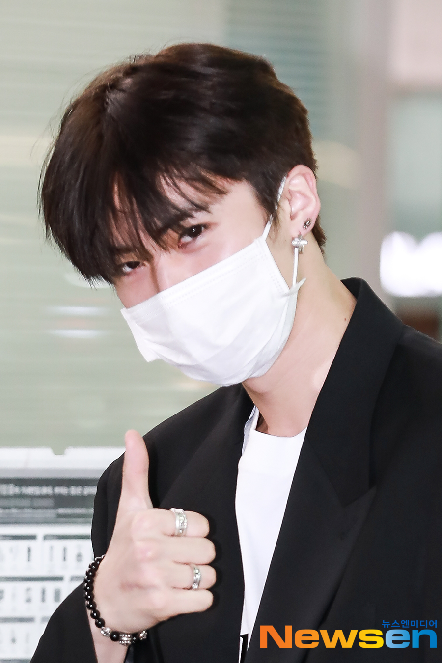 Pentagon (PENTAGON) member Yan An (YANAN) departed for Macau via Incheon International Airport, a Chinese version of Running Man Run filming car, which takes place in Macau on the afternoon of May 14.Pentagon (PENTAGON) member Yan An is heading to the departure hall with an airport fashion.#Yan An #YANAN #PENTAGON #Pentagon #Incheon Airport # Airport Fashionkim ki-tae