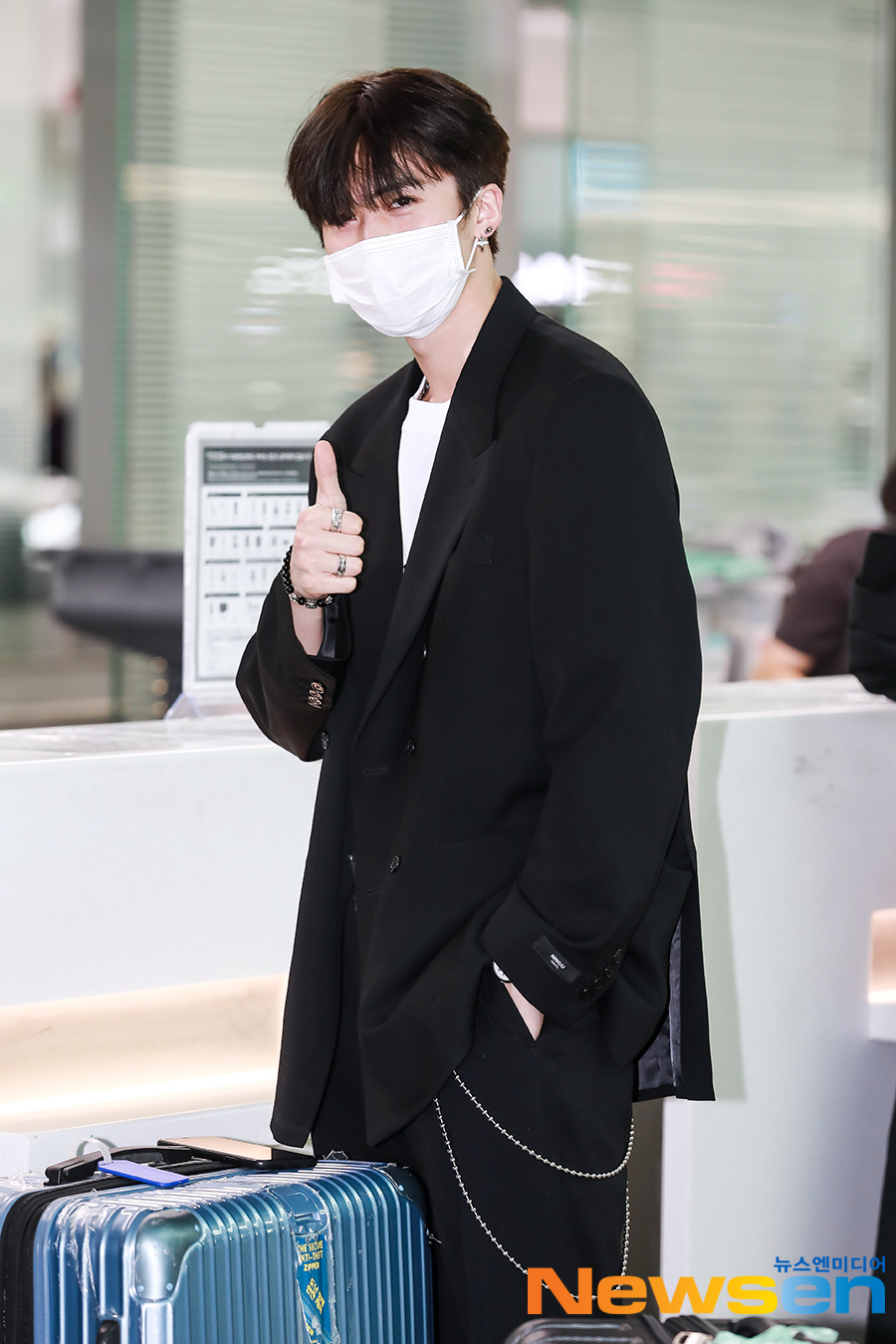 Pentagon (PENTAGON) member Yan An (YANAN) departed for Macau via Incheon International Airport, a Chinese version of Running Man Run filming car, which takes place in Macau on the afternoon of May 14.Pentagon (PENTAGON) member Yan An is heading to the departure hall with an airport fashion.#Yan An #YANAN #PENTAGON #Pentagon #Incheon Airport # Airport Fashionkim ki-tae