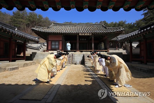 세계유산 등재 확실시되는 도산서원 (서울=연합뉴스) 문화재청이 유네스코 세계문화유산 등재를 심사하는 세계유산위원회 자문기구인 이코모스(ICOMOS·국제기념물유적협의회)가 한국이 세계유산으로 신청한 '한국의 서원'을 등재 권고했다고 14일 밝혔다. 사진은 도산서원의 모습. 2019.5.14 [문화재청 제공] photo@yna.co.kr