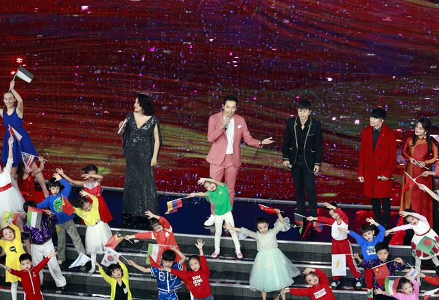 제1회 아시아문명대화대회 15일 중국 베이징(北京)에서 개막한 가운데 가수 비(윗줄 왼쪽 세번째)가 이날 냐오차오(鳥巢) 올림픽 경기장에서 열린 축하행사에서 공연하고 있다.  연합뉴스