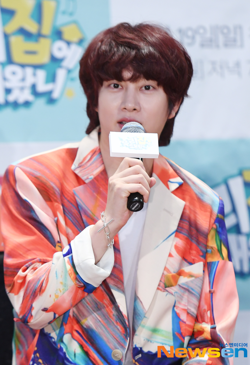 The production presentation of Sky Dramas large entertainment <Why did you come to my house> was held on May 16 at the media garden on the 8th floor of DDMC building in Sangam-dong, Mapo-gu, Seoul.Kim Hee-chul is responding to the interview.Kim Hee-chul, Han Hye-jin, Kim Shin-young and Austin River attended the production presentation.expressiveness