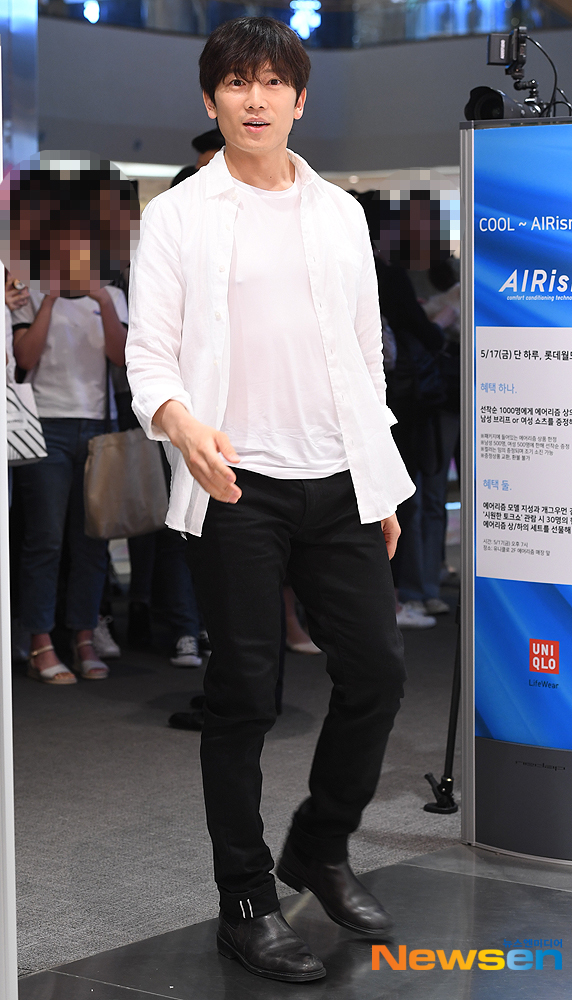 Actor Ji Sung enters the pose at the photo wall of the mother fashion brand event held at Lotte World Tower in Songpa-gu, Seoul on the afternoon of May 17th.useful stock