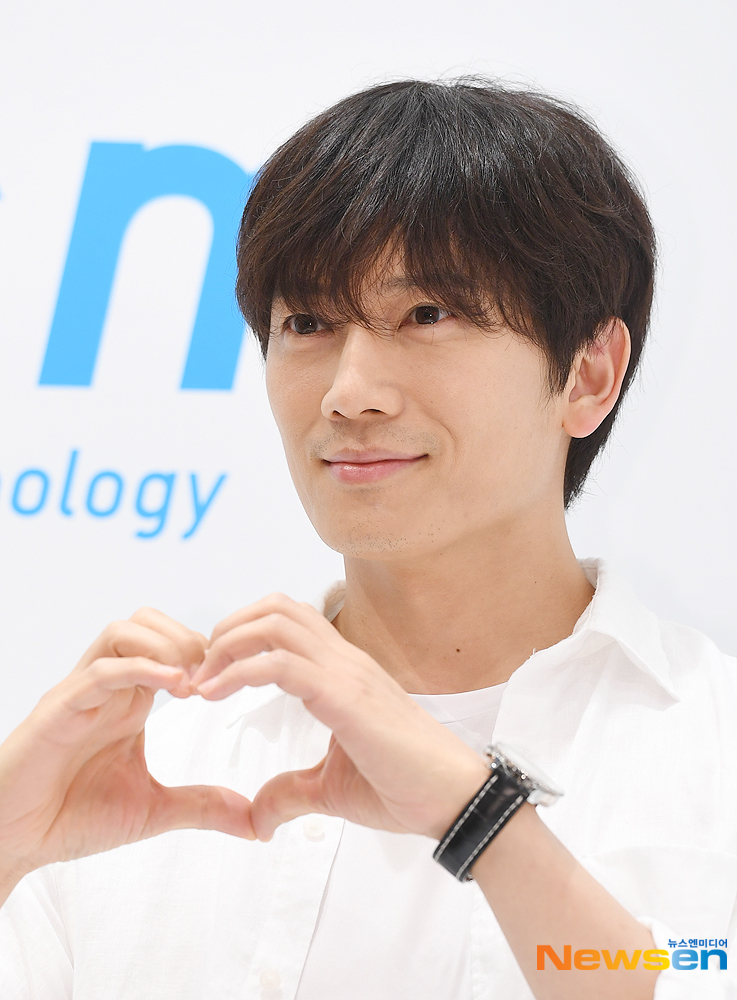 Actor Ji Sung poses at the photo wall of the event, Cool Airism Day, at UNIQLO held at Lotte World Mall in Songpa-gu, Seoul on the afternoon of May 17.useful stock