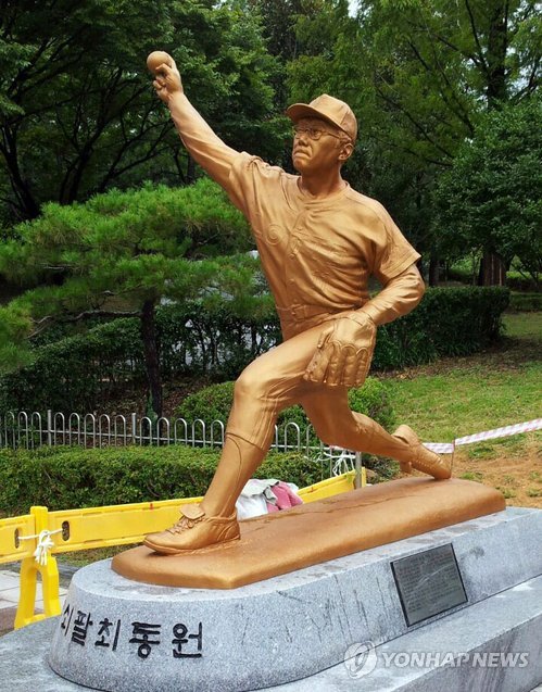 '무쇠팔 투수' 최동원 동상 [연합뉴스 자료사진]
