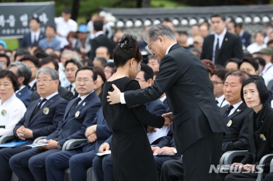 【광주=뉴시스】박진희 기자 = 문재인 대통령이 18일 오전 광주 북구 국립5·18민주묘지에서 열린 '제39주년 5·18민주화운동 기념식'에 참석해 5·18 가두방송 여성을 위로하고 있다. 2019.05.18.     pak7130@newsis.com