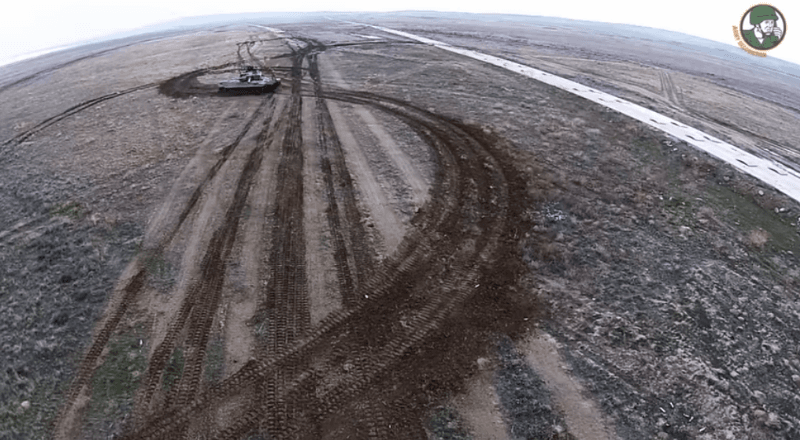 터키 알타이(Altay) 전차의 주행. 그러나 한 국가에서 이뤄진 주행 시험 도중 알타이는 엔진 이상으로 멈춰섰다고 한다. [유튜브 DefenseWebTV 캡처]