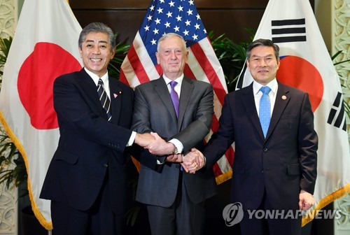 정경두 국방부 장관(오른쪽부터), 제임스 매티스 당시 미국 국방부 장관, 이와야 타케시 일본 방위상이 작년 10월 싱가포르에서 개최된 제5차 아세안확대국방장관회의(ADMM-Plus) 참석을 계기로 회의를 연 뒤 기념촬영을 하는 모습 [국방부 제공=연합뉴스 자료사진]